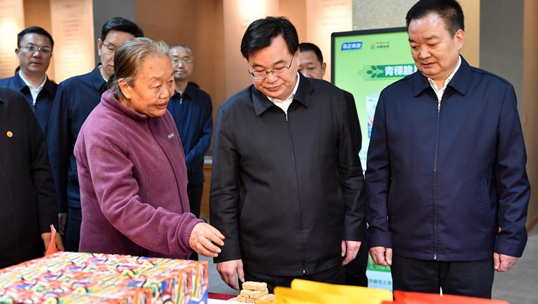 西藏·甘肅工作座談會在拉薩舉行，兩省區(qū)領導蒞臨奇正青稞考察